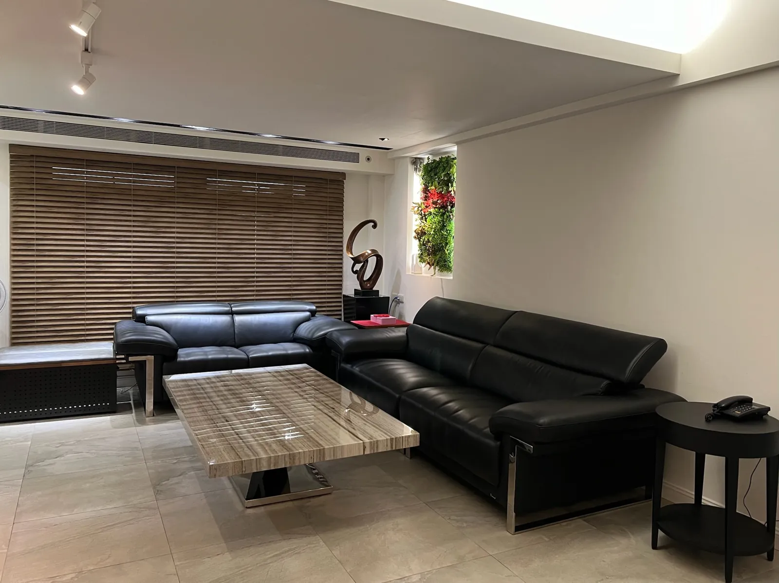 新北 90 坪四層透天老屋全面翻新客廳